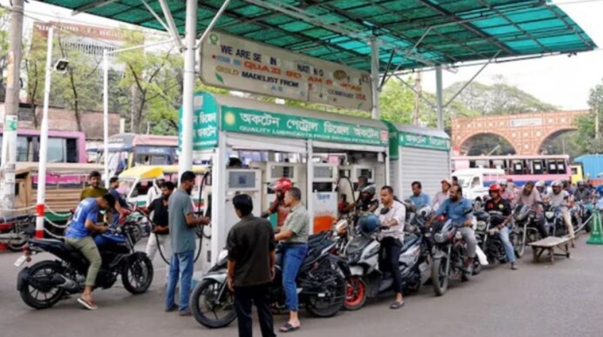 পেট্রোল পাম্পে দীর্ঘ লাইন, তেল পেতে ঘণ্টার পর ঘণ্টা অপেক্ষা